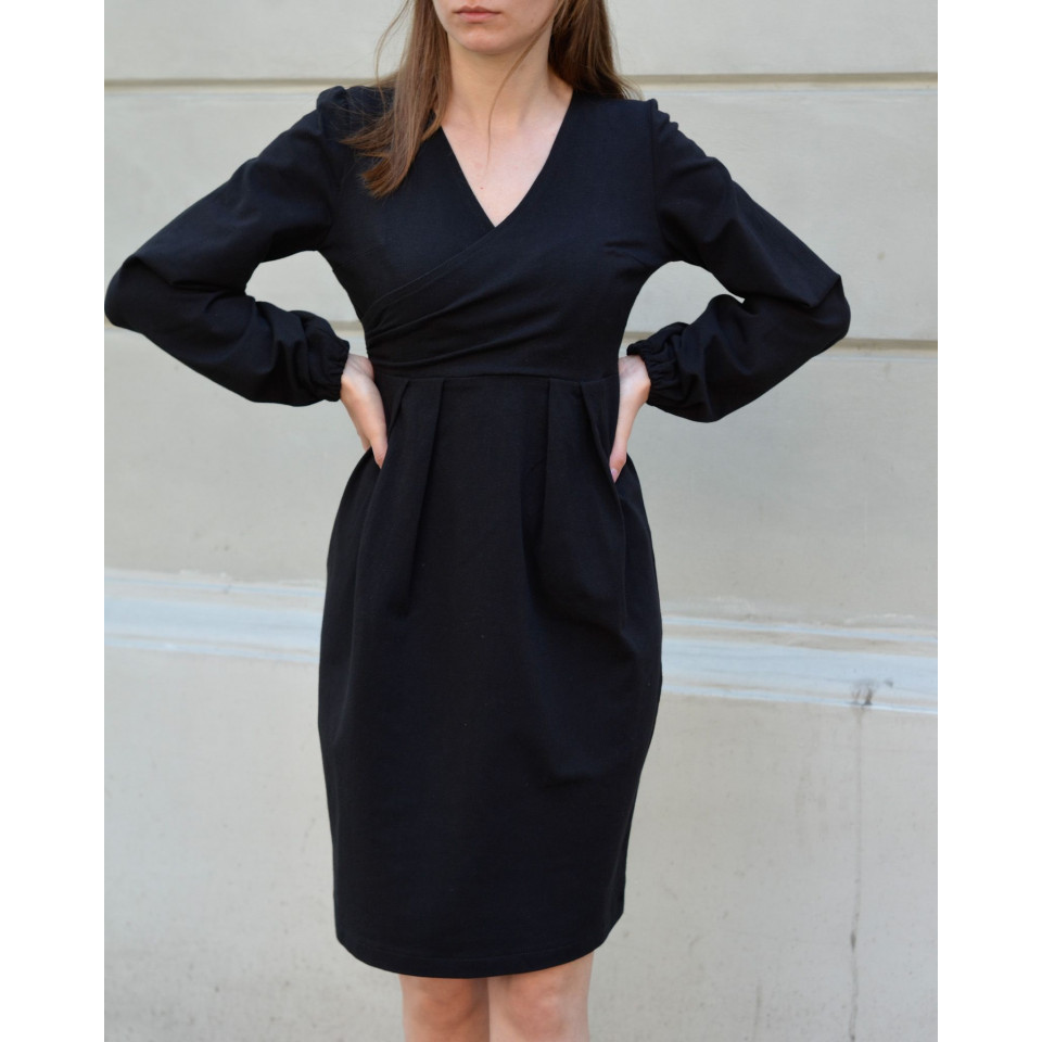 Sukienka z organicznego jerseyu bawełnianego z zakładkami - Basztowa (Carmen) - czarna