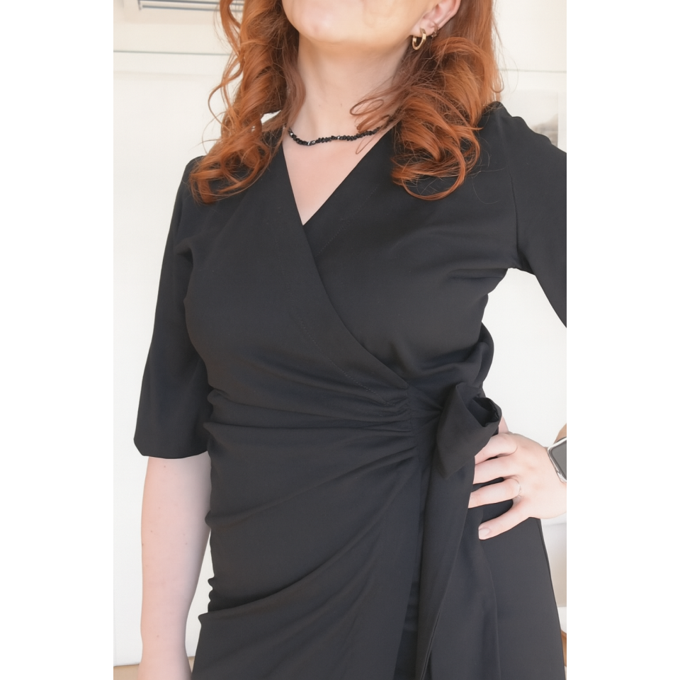 Kremerowska - sukienka wiskozowa z kopertowym wiązaniem - czarny